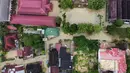 Di Sumatera Utara, bencana terjadi serentak di sejumlah wilayah seperti Kota Sibolga, Kabupaten Tapanuli Utara, Tapanuli Tengah, dan Tapanuli Selatan. Tampak foto udara menunjukkan permukiman yang terendam banjir di Medan, Sumatera Utara, Jumat 28 November 2025. (AP Photo/Binsar Bakkara)