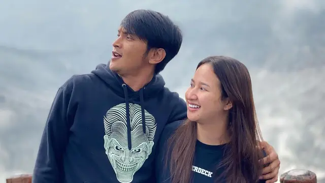 Tampil Simpel, Ini 7 Potret Reiner Manopo dan Istri Saat Liburan