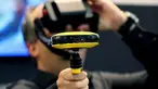 Seorang jurnalis mencoba kamera video Vuze 3D 360 di booth Vuze saat berlangsungnya Pameran Photokina di Cologne, Jerman, (20/9). Pameran ini berlangsung 20-25 September 2016. (REUTERS/Fabrizio Bensch)
