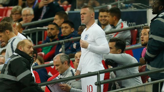 Striker Inggris, Wayne Rooney bersiap bermain melawan Amerika Serikat (AS) pada pertandingan persahabatan di Stadion Wembley, Inggris (16/11). Inggris menang 3-0 melawan AS. (AFP Photo/Ian Kington)