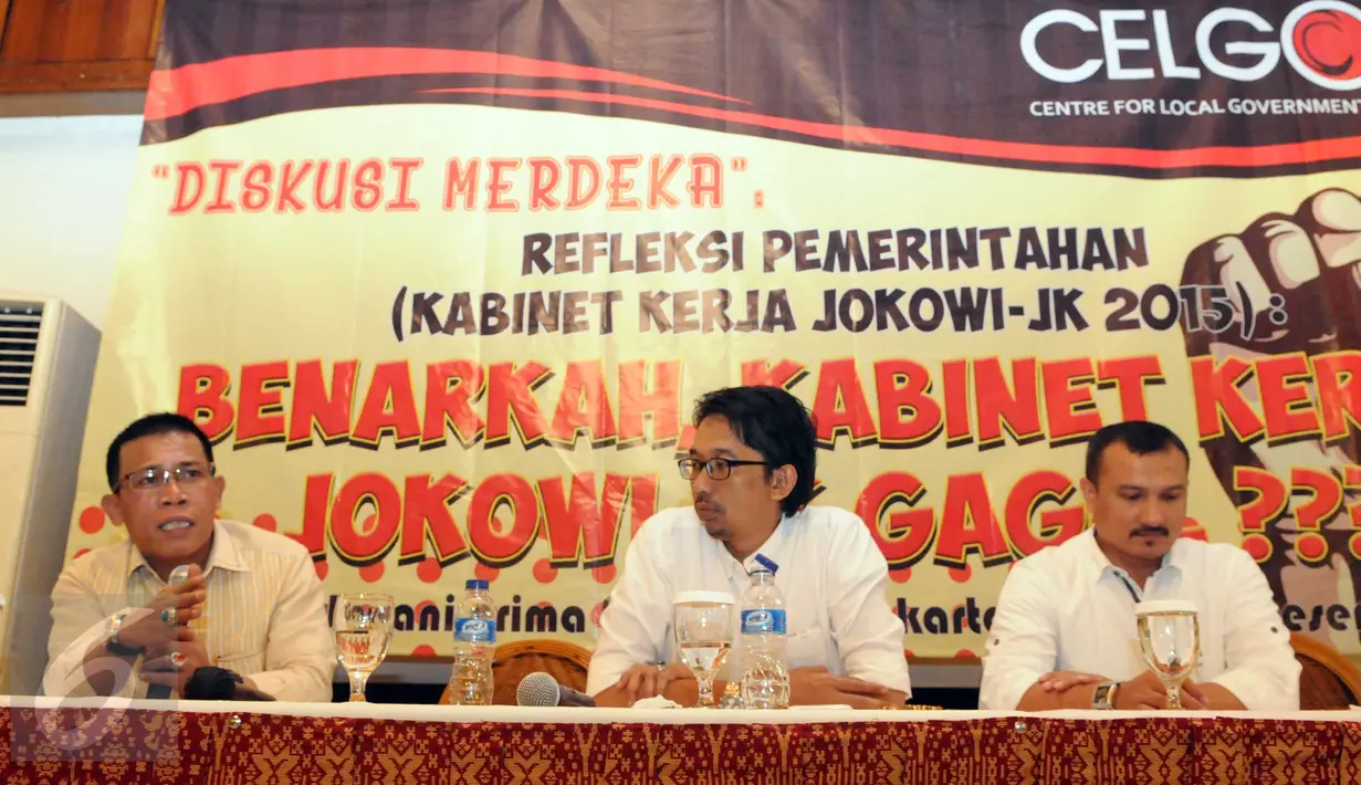 Politikus PDI Perjuangan Masinton Pasaribu (kiri) bersama Direktur Eksekutif Energy Watch, Ferdinand Hutahaean (kanan) saat melakukan diskusi bertajuk "Benarkah Kabinet Kerja Jokowi-JK Gagal?" di Jakarta, Kamis (24/12). (Liputan6.com/Helmi Afandi)