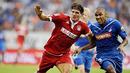 Striker Bayern Muenchen, Mario Gomez (kiri) dikawal ketat bek Hoffenheim, Marvin Compper pada partai Bundesliga TSG Hoffenheim vs Bayern Muenchen di Sinsheim, 8 Agustus 2009. AFP PHOTO/THOMAS LOHNES