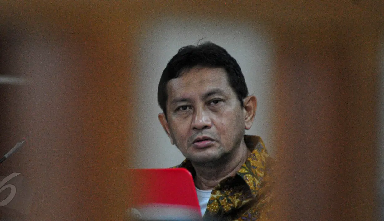 Terdakwa kasus dugaan korupsi pengadaan bus Transjakarta 2012-2013 Udar Pristono saat menjalani sidang lanjutan di Pengadilan Tipikor, Jakarta, Senin (1/6/2015). (Liputan6.com/Yoppy Renato)