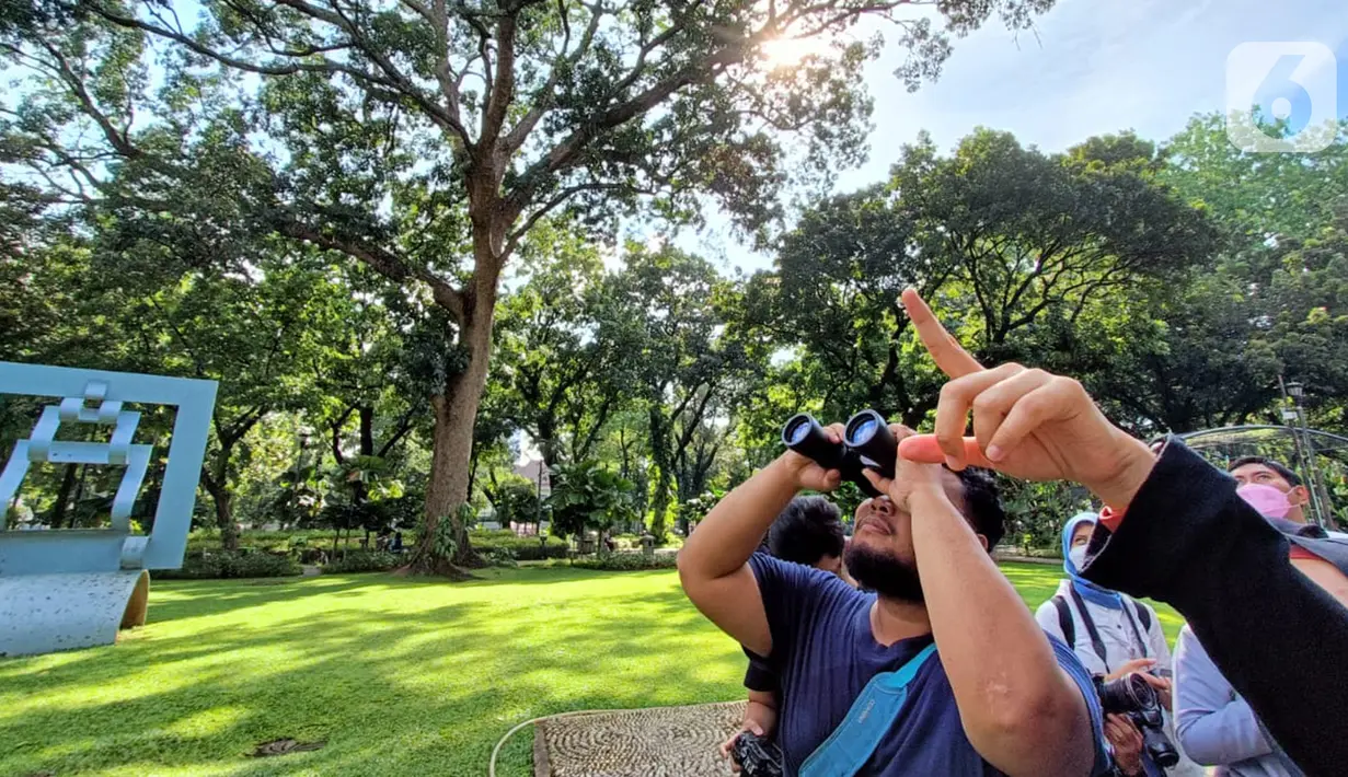Peserta mengamati keanekaragaman hayati di Taman Suropati, Jakarta,(21/5/2022). Pengamatan burung pada Hari Keanekaragaman Hayati Sedunia yang mengusung tema “Building a shared future for all life” mengajak manusia yang hidup di bumi untuk turut melindungi keberlangsungan keanekaragaman hayati.  (Liputan6.com/Fery Pradolo)