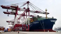 Foto dari udara pada 26 April 2020, HMM Algeciras berlabuh di Pelabuhan Qingdao di Qingdao, Provinsi Shandong, China. Kapal kontainer terbesar di dunia dengan kapasitas 24.000 unit ekuivalen dua puluh kaki itu memulai pelayaran perdananya dari Pelabuhan Qingdao pada Minggu (26/4). (Xinhua/Li Ziheng)