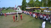 Keluarga besar ibu negara Fatmawati Sukarno menggelar upacara hari kemerdekaan 17 Agustus tahun 2017 mengenakan pakaian adat asli daerah Bengkulu (Liputan6.com/Yuliardi Hardjo)