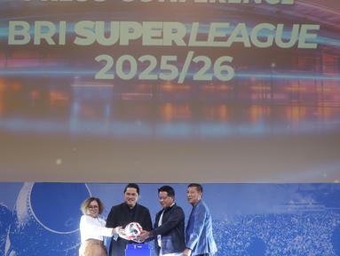 Direktur Surya Citra Media (SCM) Harsiwi Achmad, Ketua Persatuan Sepak Bola Seluruh Indonesia (PSSI) Erick Thohir, Direktur Utama Bank Rakyat Indonesia (BRI) Hery Gunardi dan Direktur Utama I.League Ferry Paulus (dari kiri ke kanan) saat peluncuran BRI Super League 2025/2026 di SCTV Tower, Jakarta, Minggu (3/8/2025). (Bola.com/M Ichsan)