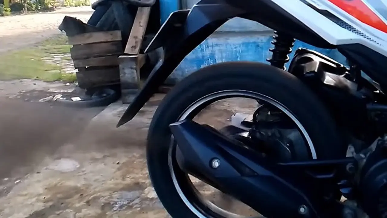 Knalpot motor injeksi yang tiba-tiba mengeluarkan asap hitam (Momotor.id)