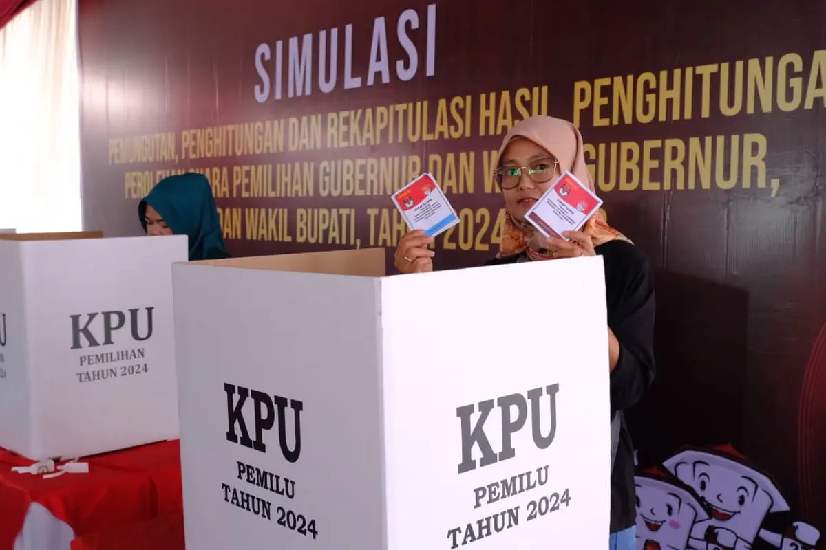 KPUD Garut, Jawa Barat sukses menggelar simulasi pemungutan, penghitungan dan rekapitulasi suara Pilkada Serentak 2024 di TPS 9, Desa Langensari, Kecamatan Tarogong Kaler. (Liputan6.com/Jayadi Supriadin)