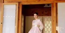 Berada di Hanok House, Raline Shah tampil bak bangsawan Korea Selatan dengan mengenakan hanbok. Tampilannya pun begitu menawan. [@bysrahyoon/@ralineshah]