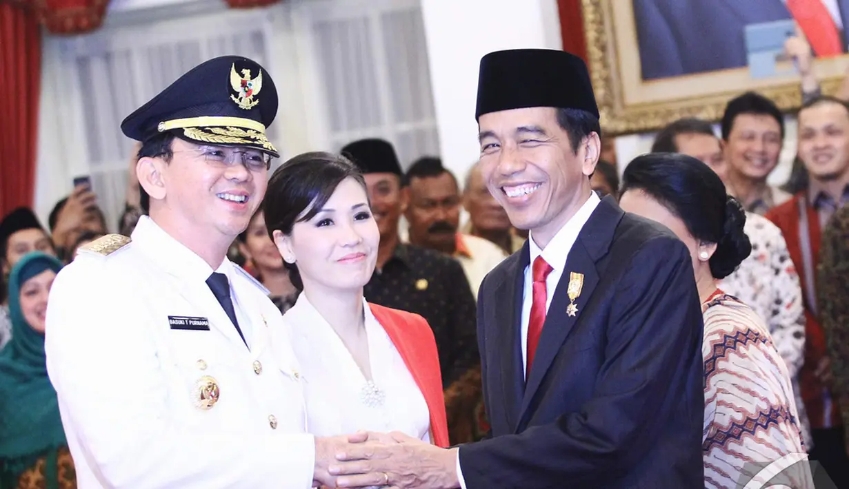 Presiden Jokowi memberikan ucapan selamat kepada Ahok usai acara pelantikan Gubernur di Istana Negara, Rabu (19/11/2014). (Liputan6.com/Faizal Fanani)