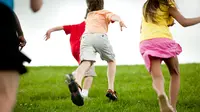 Tak cuma bermain di luar layar, bermain di luar ruangan buat anak lebih banyak bergerak.(Foto: news.discovery.com)