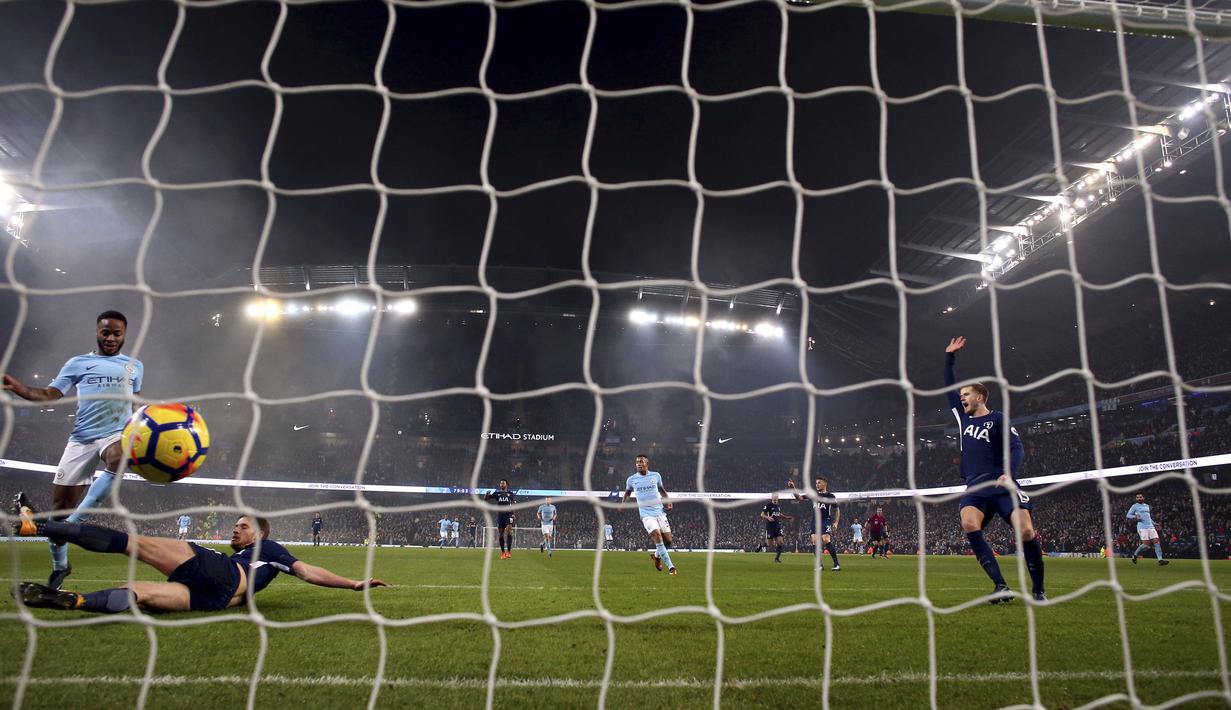 Pemain Manchester City, Raheem Sterling (kiri) saat membobol gawang Tottenham pada lanjutan Premier League di Etihad Stadium, Manchester, (16/12/2017). Manchester City menang 4-1.(Martin Rickett/PA via AP)