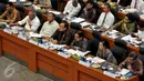 Menkeu Bambang Brodjonegoro (tengah) dan Menteri BUMN Rini Soemarno (kedua kanan) mengikuti rapat kerja dengan Badan Anggaran DPR di Kompleks Parlemen Senayan, Jakarta, Senin (7/9). Rapat itu membahas RUU APBN 2016.(Liputan6.com/Johan Tallo)