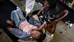 Hingga Selasa (23/9/2025), jumlah korban mencapai lebih dari 300 siswa yang tersebar di beberapa fasilitas kesehatan dengan kondisi beragam. (Timur Matahari/AFP)