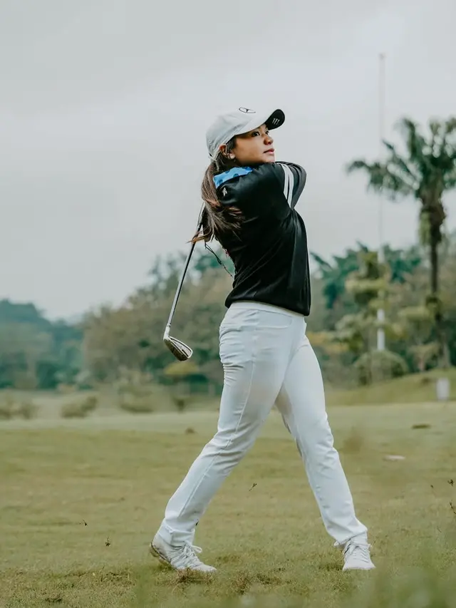 Potret Gaya Sporty Amel Carla Saat Main Golf, Tampil Stylish. (Sumber: Instagram/amelcarla)