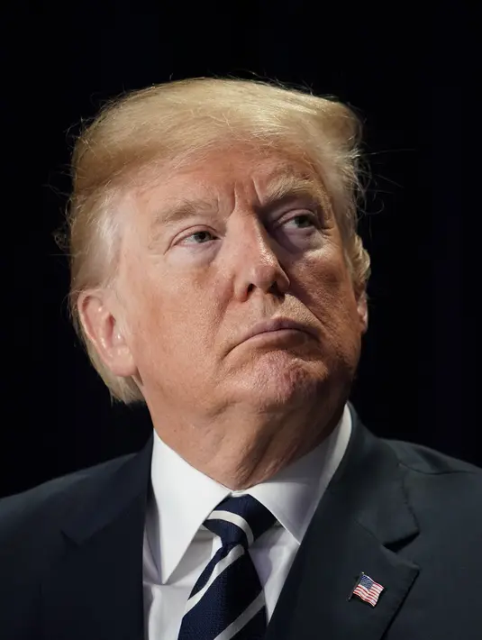 Ekspresi wajah Presiden AS Donald Trump saat menghadiri National Prayer Breakfast atau di sebuah hotel di Washington DC (8/2). Dalam acara itu Trump mengatakan bahwa iman adalah "pusat kehidupan dan kebebasan Amerika." (AFP Photo/Mandel Ngan)
