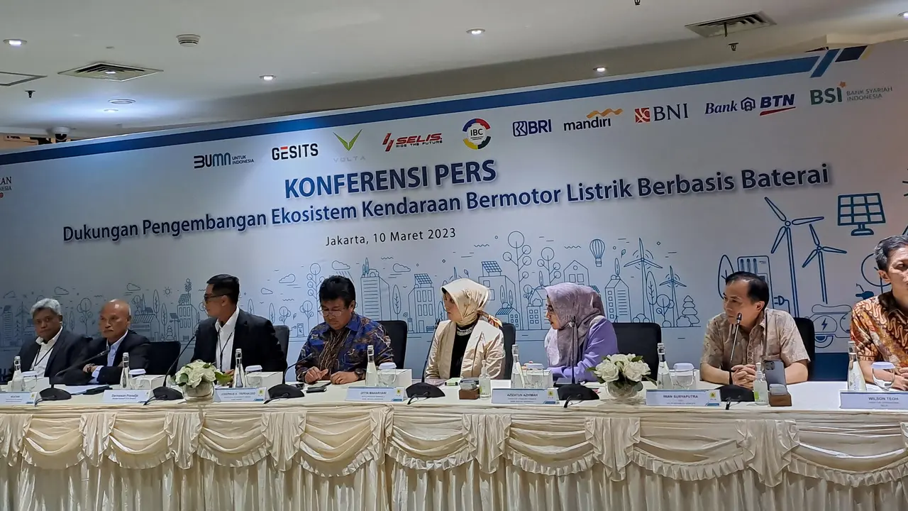 Direktur Utama PT PLN (Persero) Darmawan Prasodjo mengungkapkan masyarakat yang ini melakukan pembelian motor listrik bisa melalui aplikasi PLN Mobile.