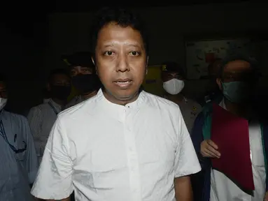 Mantan Ketua Umum PPP Muhammad Romahurmuziy atau Romy keluar dari Rumah Tahanan KPK di Jakarta, Rabu (29/4/2020). Sebelumnya, Romy ditahan terkait suap jual beli jabatan di Kementerian Agama. (merdeka.com/Dwi Narwoko)