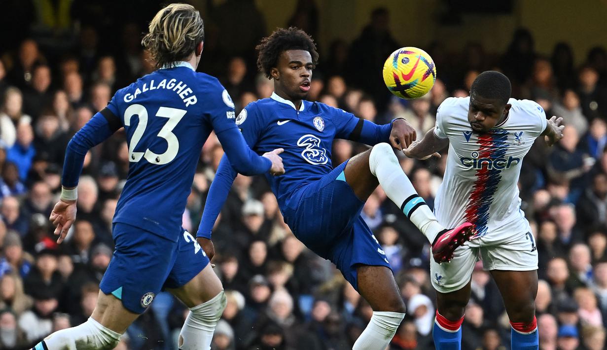 Pemain Chelsea, Carney Chukwuemeka (tengah) berebut bola dengan pemain Crystal Palace, Cheick Doucoure (kanan) pada laga lanjutan Liga Inggris 2022/2023 di Stamford Bridge, London, 15 Januari 2023. Chukwuemeka menjadi salah satu pemain yang dipanggil Timnas Inggris U-20 untuk menjalani laga uji coba menjelang Piala Dunia U-20 2023. Pemain kelahiran Eisenstadt, Austria tersebut telah dipercaya tampil di skuad utama Chelsea sebanyak 12 kali pada musim ini. Ia juga merupakan pemain yang berjasa membawa Inggris lolok ke Piala Dunia U-20 setelah mengantarkan The Young Lions menjuarai Euro U-19. (AFP/Ben Stansall)