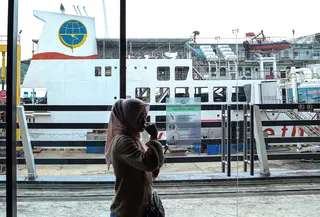 Pemudik berjalan menuju kapal di Pelabuhan Dermaga Eksekutif Merak, Kota Cilegon, Banten, Selasa (18/4/2023).  PT ASDP Indonesia Ferry memperkirakan puncak arus mudik Pelabuhan Merak akan terjadi pada H-3 serta arus balik pada H+7 Lebaran 2023. (Liputan6.com/Faizal Fanani)