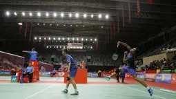 Pasangan Riky Widianto dan Masita Mahmudin saat melawan Liliyana Natsir dan Tontowi Ahmad pada laga Indonesia Masters 2018 di Istora Senayan, Selasa (23/1/2018). Liliana/Tontowi menang 23-21 dan 21-17 atas Riky/Masita. (Bola.com/M Iqbal Ichsan)