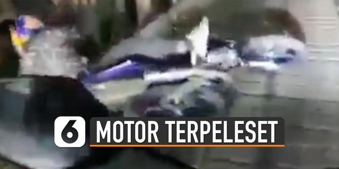 VIDEO: Terpeleset di Jembatan Darurat, Pemotor Nyaris Terjun ke Sungai