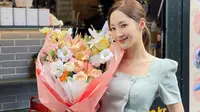Pemeran drama Korea Her Private Life ini selalu tak ragu pamer senyum terbaiknya. Saat tersenyum cantik seperti ini aura menawan dari Park Min-young kian terpancarkan. Tidak heran, Park Min-young bawa buket bunga ini berhasil curi perhatian. (Liputan6.com/IG/@rachel_mypark)