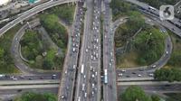 Arus lalu lintas di kawasan Semanggi, Jakarta, Senin (9/1/2023). Pemprov DKI Jakarta berencana untuk menerapkan kebijakan jalan berbayar atau 'Electronic Road Pricing' (ERP) di sejumlah ruas jalan Ibu Kota dengan usulan besaran tarif sekitar Rp5.000 hingga Rp19.000 sekali melintas. (Liputan6.com/Herman Zakharia)