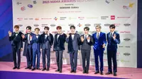 Boyband Korea Selatan, Zerobaseone, menghadiri acara karpet merah di acara Mama Awards 2023 di Tokyo Dome di Tokyo pada 29 November 2023. (Philip FONG/AFP)