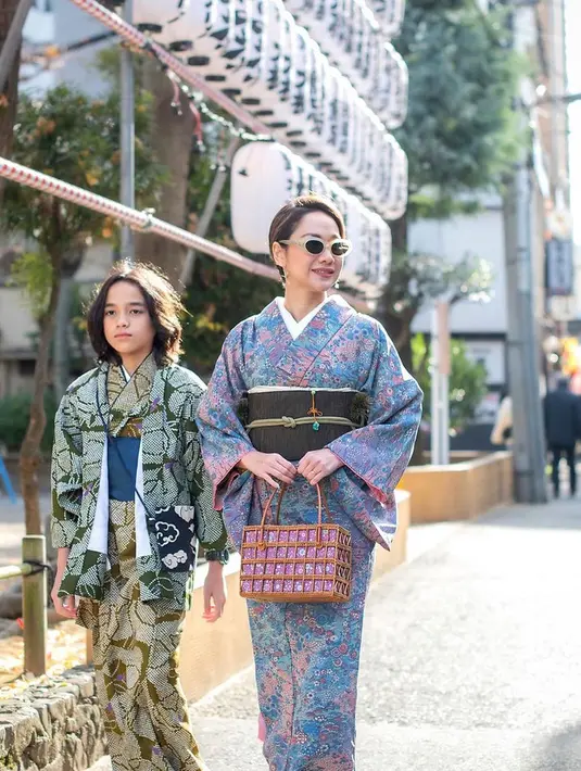 Gaya keren BCL dan Noah pakai kimono. BCL memilih kimono bernuansa biru dengan motif floral yang cantik, sedangkan Noah mengenakan kimono hijau bermotif dedaunan. [Foto: Instagram/itsmebcl]