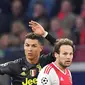 Megabintang Juventus, Cristiano Ronaldo berebut bola dengan bek Ajax Amsterdam, Daley Blind pada laga pertama perempat final Liga Champions 2018-2019 di Amsterdam Arena, Rabu (10/4). Juventus harus puas bermain imbang 1-1 di kandang Ajax Amsterdam. (EMMANUEL DUNAND / AFP)