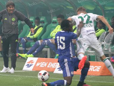 Manajer anyar Chelsea, Antonio Conte, melewati laga perdananya dengan kekalahan 0-2 dari tuan rumah Rapid Vienna di Stadion Allianz, Wina, Austria, Sabtu (16/7/2016). (Bola.com/Reza Khomaini)