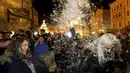 Warga saat melakukan flash mob perang bantal selama empat menit di Old Town Square di Praha,Ceko (22/12). flash mob perang bantal ini dilakukan jelang pergantian akhir tahun. (REUTERS/ David W Cerny)