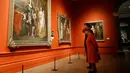 Ratu Inggris Elizabeth II didampingi kurator Per Rumberg melihat lukisan Raja Charles I saat berkunjung ke sebuah pameran lukisan di Royal Academy of Arts di London (20/3). (AP Photo / Alastair Grant, Pool)