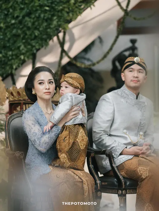 Nikita Willy terlihat anggun khas perempuan Jawa saat Tedak Sintin Issa. Ia mengenakan kebaya kutubaru biru dari Didiet Maulana dan rok batik. [@nikitawillyofficial94]