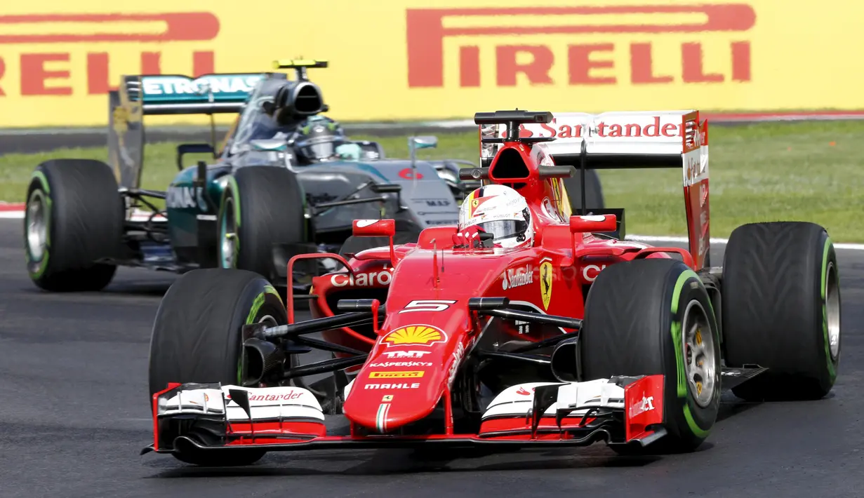 Pembalap Ferrari, Sebastian Vettel (depan) beraksi dengan Pembalap Mercedes, Nico Rosberg selama sesi latihan pertama di Autodromo Hermanos Rodriguez, Meksiko, (30/10/2015). Balapan akan berlangsung pada senin 2 November. (REUTERS/Henry Romero)