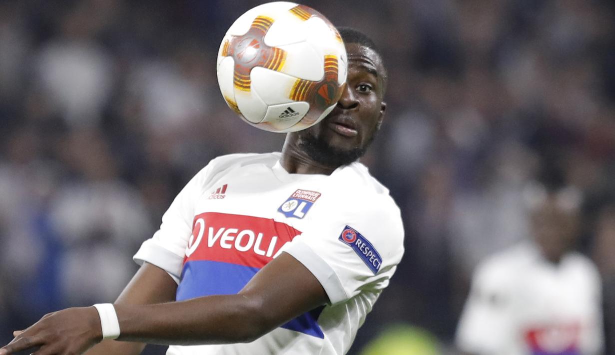 Ekspresi Pemain Lyon, Tanguy Ndombele saat menyundul bola ke gawang Everton pada laga grup E Europe League di Groupama Stadium, Lyon, (2/11/2017). Everton kalah 0-3. (AP/Laurent Cipriani)