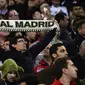 Fans Real Madrid memberikan dukungan di Santiago Bernabeu. (AFP/Pierre-Philippe Marcou)