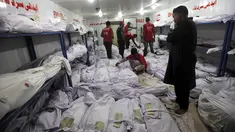Relawan menempelkan kertas identifikasi pada setiap jenazah korban gelombang panas di sebuah kamar mayat di Karachi, Pakistan, Senin (22/6). Fenomena gelombang panas yang mendera Pakistan telah menewaskan setidaknya 122 orang. (REUTERS/Akhtar Soomro)