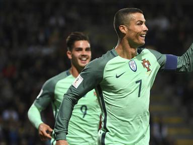 Bintang Portugal, Cristiano Ronaldo, merayakan gol yang dicetaknya ke gawang Latvia pada laga kualifikasi Piala Dunia 2018 di Stadion Skonto, Riga, Jumat (9/6/2017). Latvia kalah 0-3 dari Portugal. (AP/Roman Koksarov)