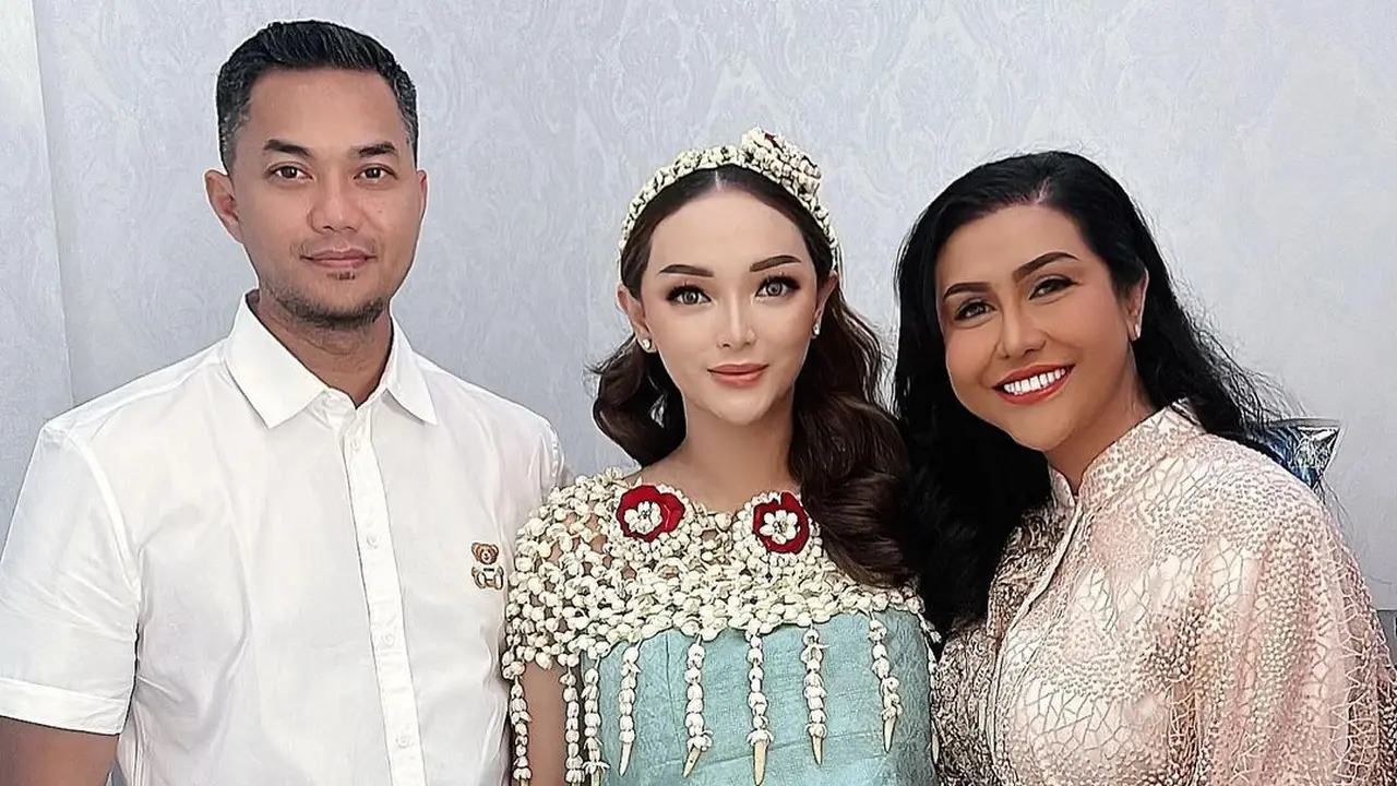 [Fimela] Zaskia Gotik Acara 7 bulanan