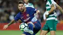 Penyerang Barcelona, Lionel Messi burusaha mengontrol bola dari kawalan pemain Eibar pada pertandingan La Liga Spanyol di stadion Camp Nou di Barcelona, Spanyol, (19/9). Barcelona menang telak 6-1 atas SD Eibar. (AFP Photo/Pau Barrena)