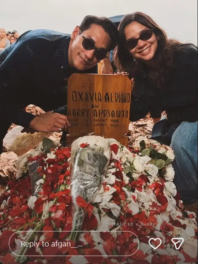 9 Potret Artis di Samping Makam Vidi Aldiano Memeluk Nisan, Kirim Doa Penuh Cinta