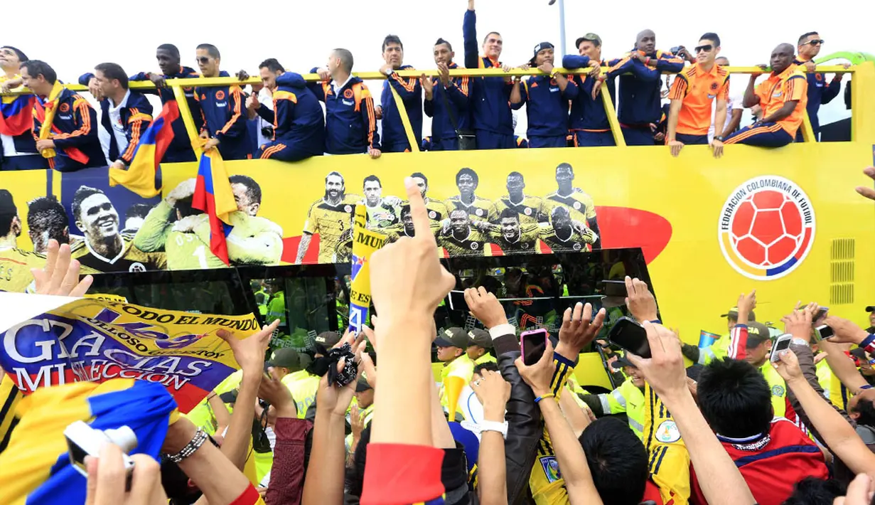 Kembalinya Timnas Kolombia usai berlaga di putaran final Piala Dunia 2014 disambut meriah ribuan suporter di Bogota, (6/7/2014). (REUTERS/Jose Miguel Gomez)