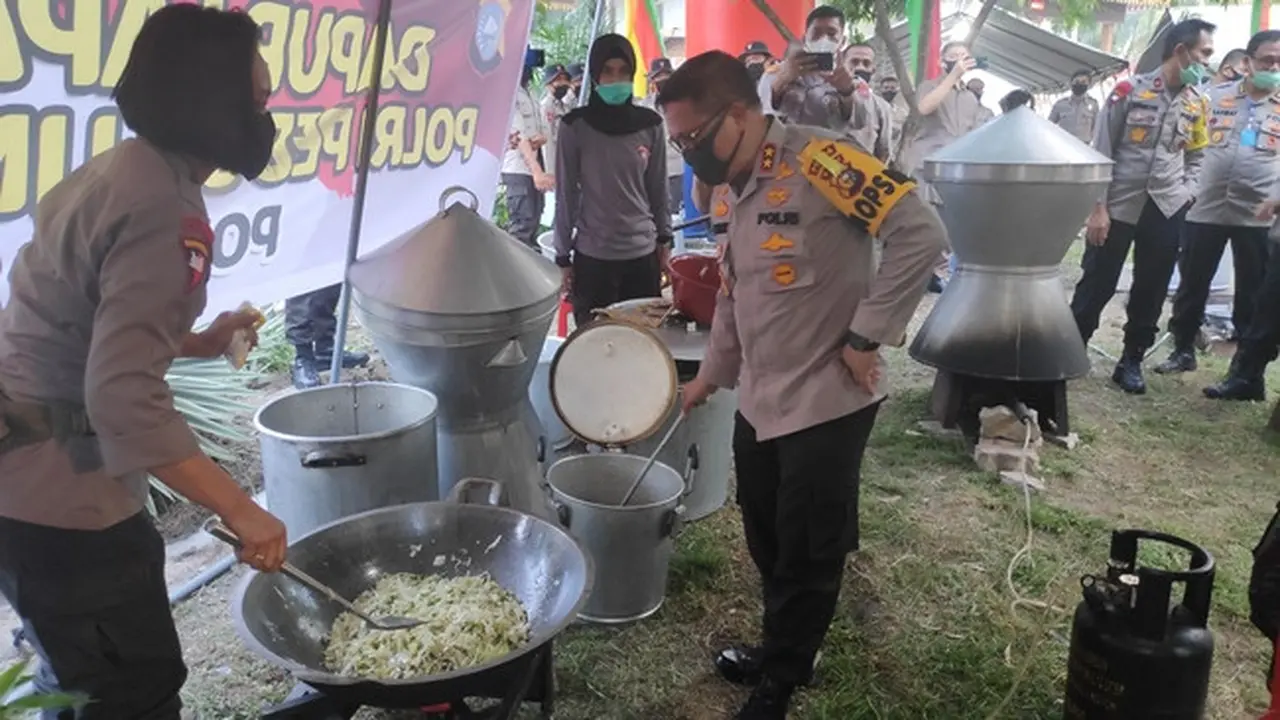 Kapolda Riau Irjen Agung Setya mengecek dapur umum di Pekanbaru untuk membantu masyarakat terdampak covid-19.