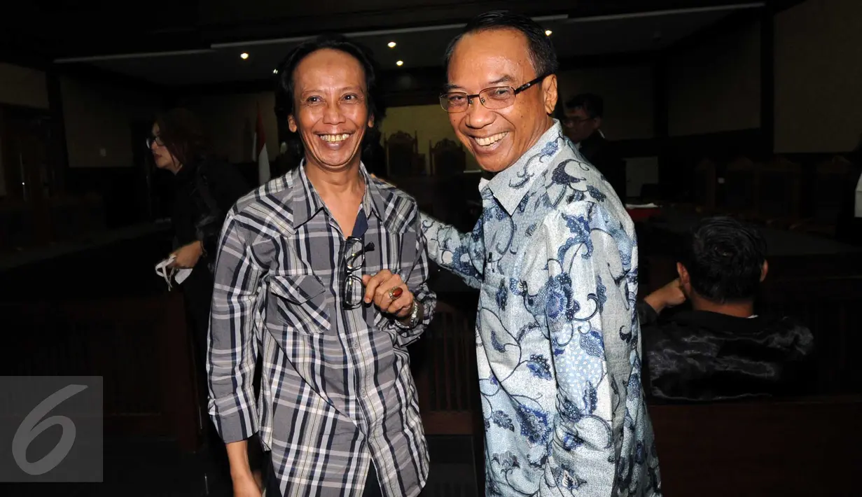 Jero Wacik bertemu dengan Mandra saat berada di Pengadilan Tipikor, Jakarta, Senin (16/11/2015). Mandra dan Jero terlihat tersenyum saat wartawan mengabadikan gambar mereka. (Liputan6.com/Helmi Afandi)