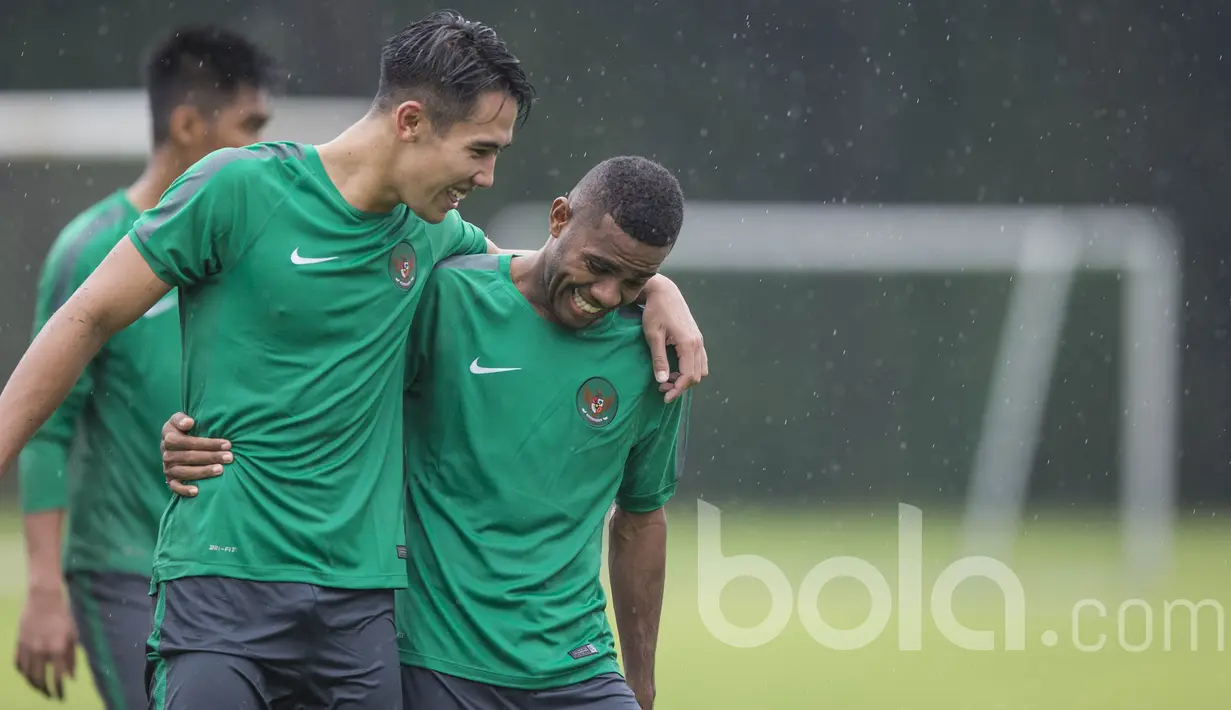 Gelandang Bali United, Yabes Roni Malaifani, tampak bercanda dengan bek Persija, Ryuji Utomo, saat mengikuti seleksi Timnas Indonesia U-22 di Lapangan SPH Karawaci, Banten, Selasa (21/2/2017).(Bola.com/Vitalis Yogi Trisna)