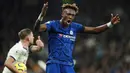 Striker Chelsea, Tammy Abraham, saat pertandingan melawan Tottenham Hotspur pada laga Premier League di Stadion Tottenham Hotspur, Minggu (22/12). Chelsea menang dengan skor 2-0. (AP/Ian Walton)