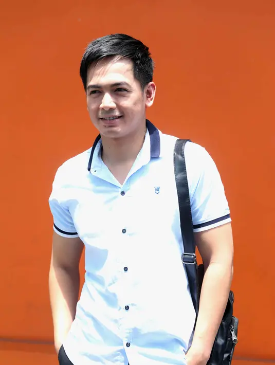 "Ya sudah biarkan saja Tania yang berbicara. Doakan saja yang terbaik. Maaf, mau ke bandara buru buru. Aku sudah ditunggu, maaf ya, hehehe," ucap Tommy Kurniawan, di kawasan Tendean, Jakarta Selatan, Senin (20/2/2017). (Nurwahyunan/Bintang.com)